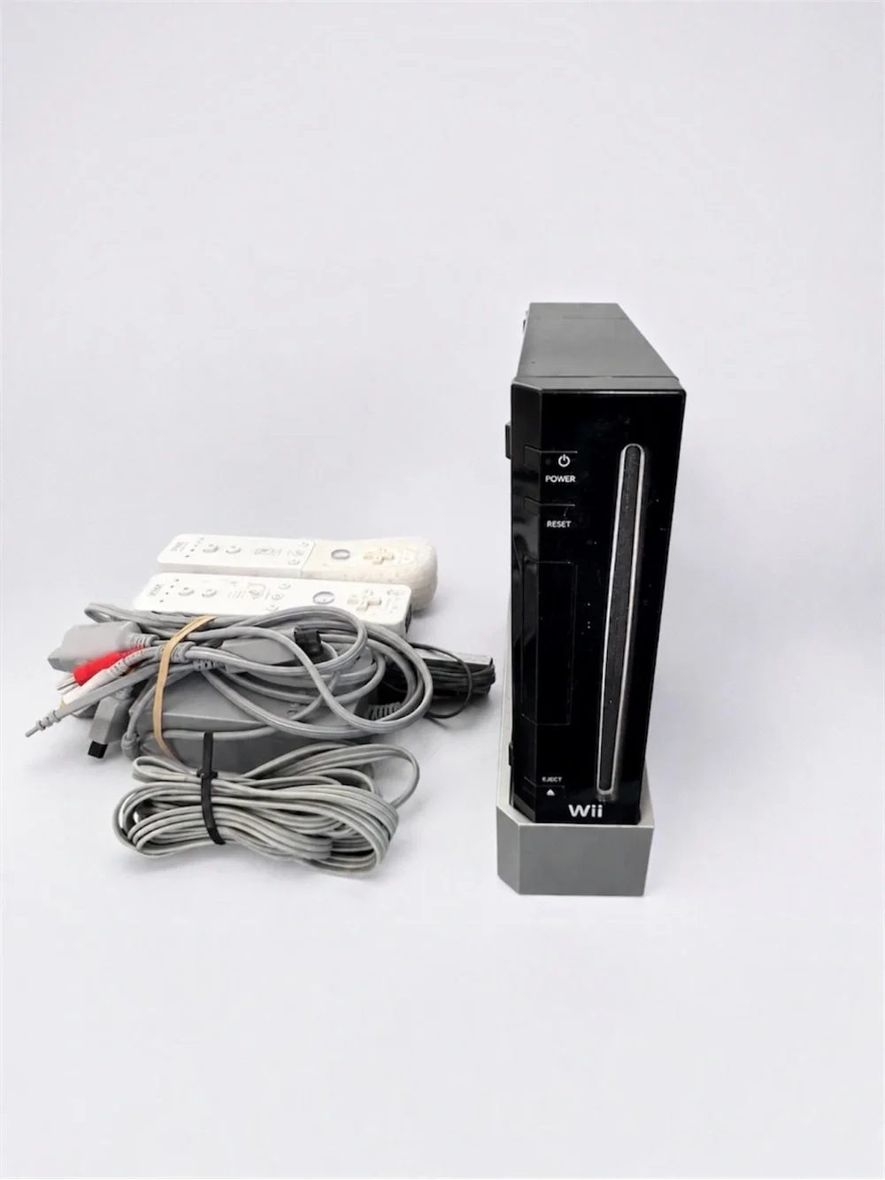 Nintendo Wii Console Bundle in Black with White Remotes and Games